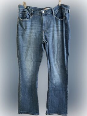 2 Pair of Levi's Women's Mid rise bootcut jeans